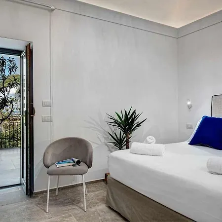 Apartment Gocce - Casa Rosada Waterfront With Private Pool