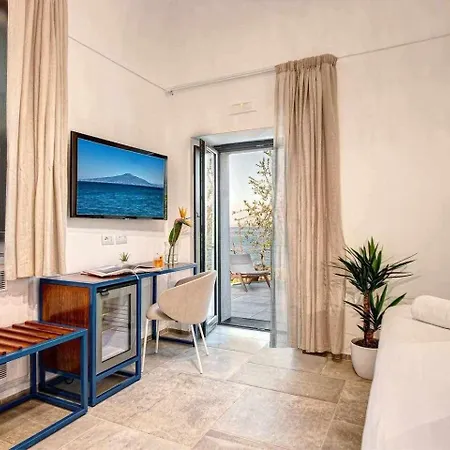 Gocce - Casa Rosada Waterfront With Private Pool Apartment *